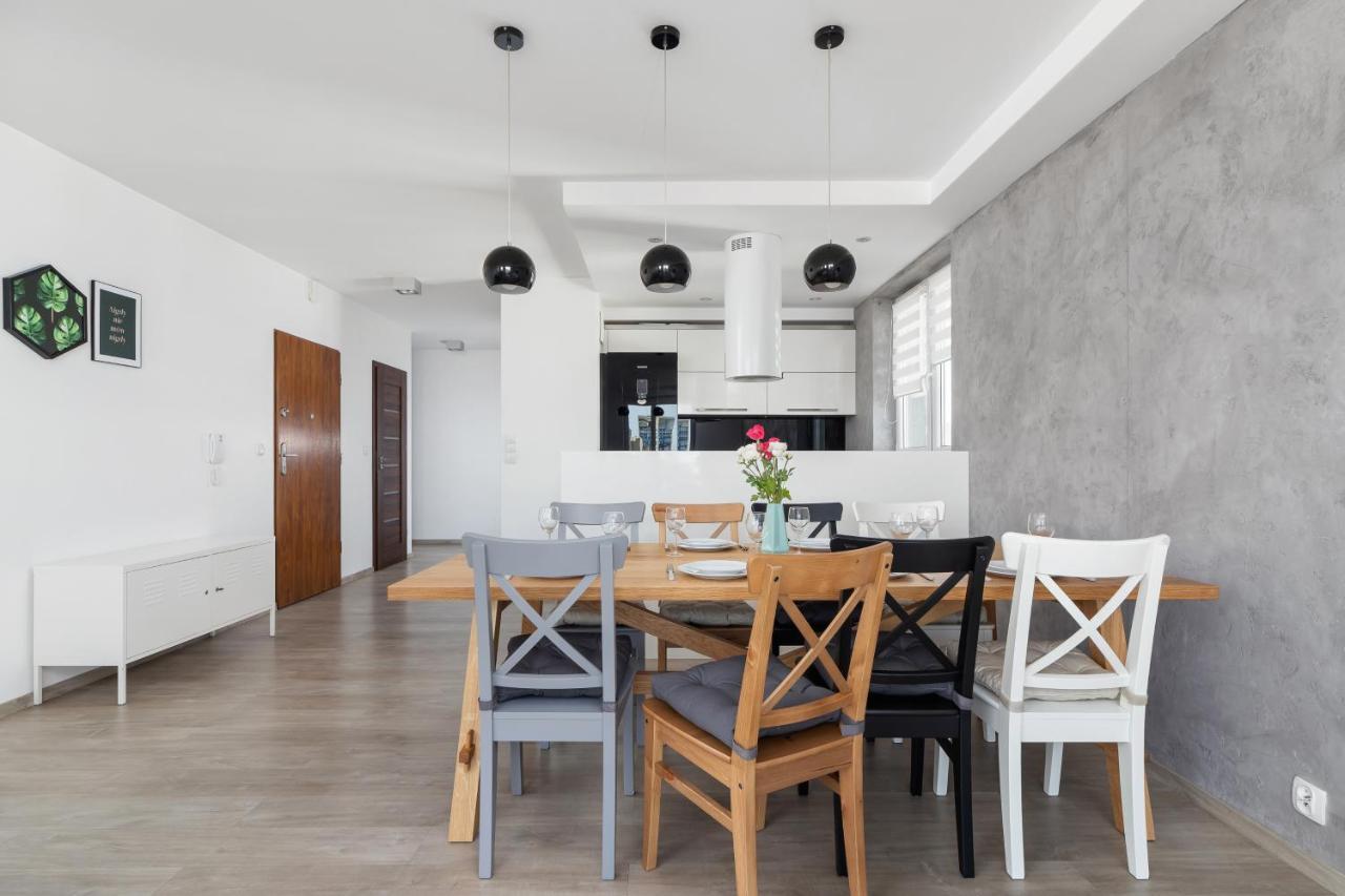 Avia Apartment Three Bedroom Two Balcony Ac & Parking By Noclegi Renters Cracóvia Exterior foto
