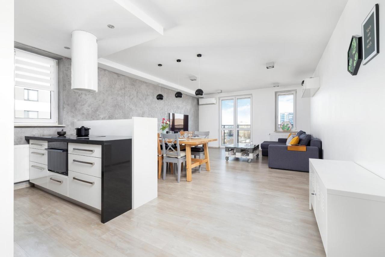 Avia Apartment Three Bedroom Two Balcony Ac & Parking By Noclegi Renters Cracóvia Exterior foto