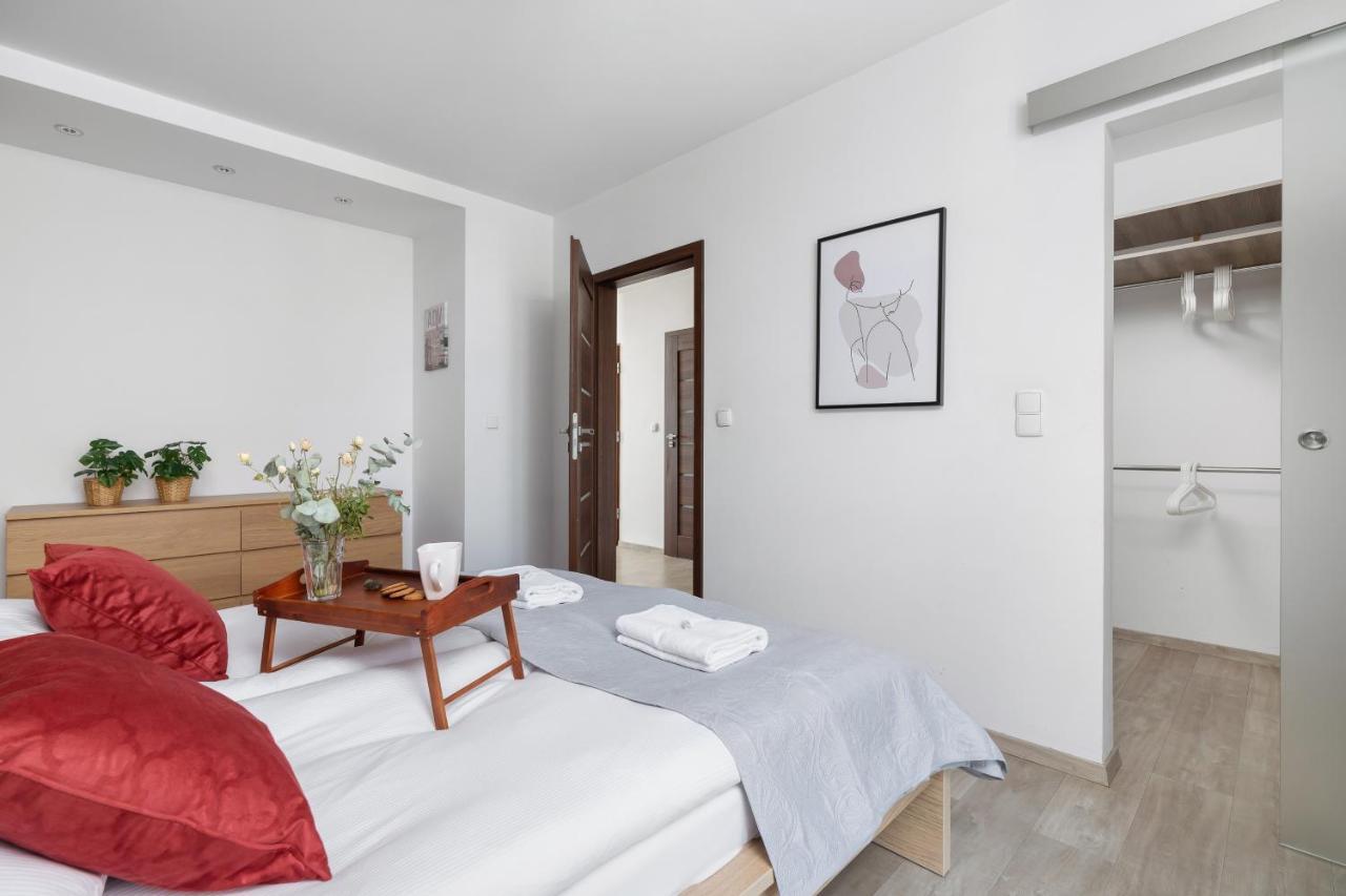 Avia Apartment Three Bedroom Two Balcony Ac & Parking By Noclegi Renters Cracóvia Exterior foto