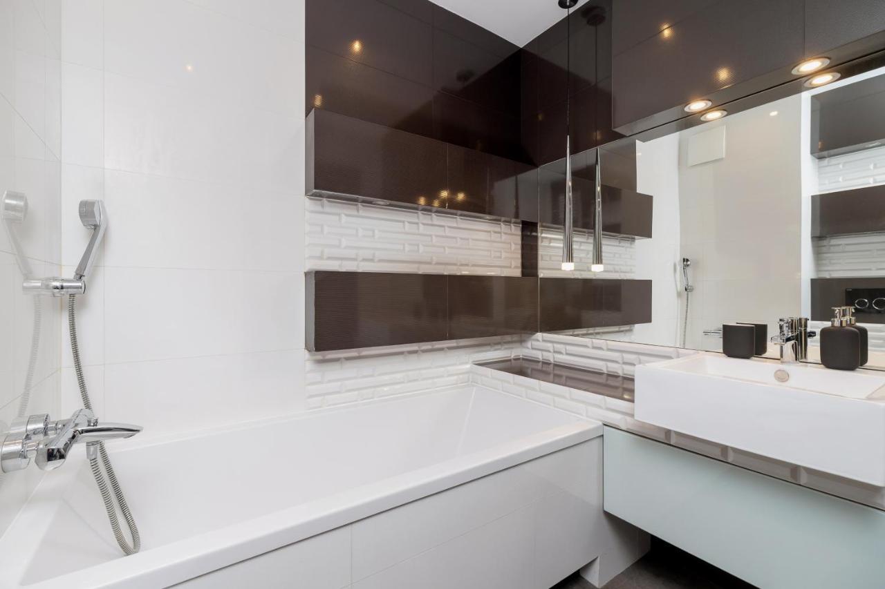 Avia Apartment Three Bedroom Two Balcony Ac & Parking By Noclegi Renters Cracóvia Exterior foto