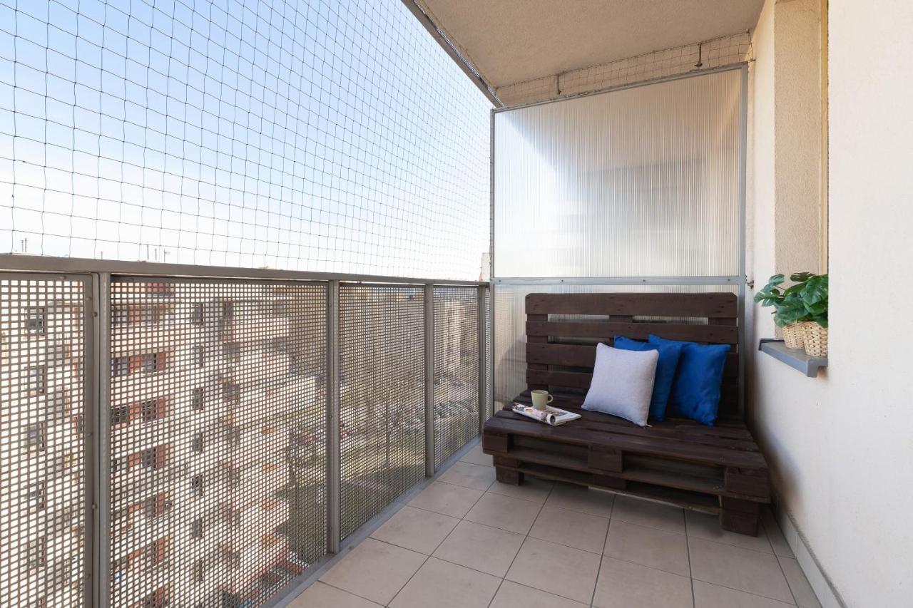 Avia Apartment Three Bedroom Two Balcony Ac & Parking By Noclegi Renters Cracóvia Exterior foto