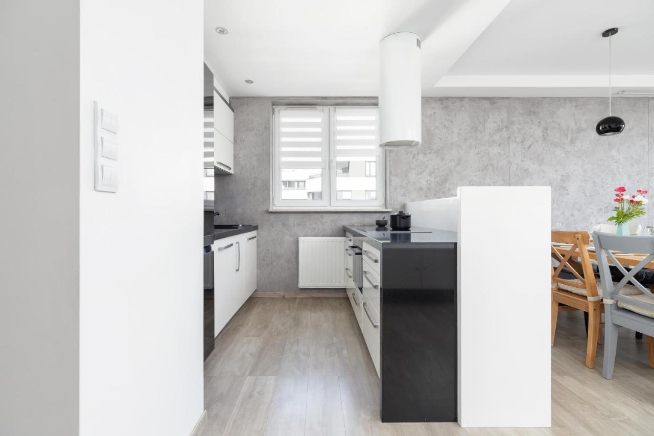 Avia Apartment Three Bedroom Two Balcony Ac & Parking By Noclegi Renters Cracóvia Exterior foto