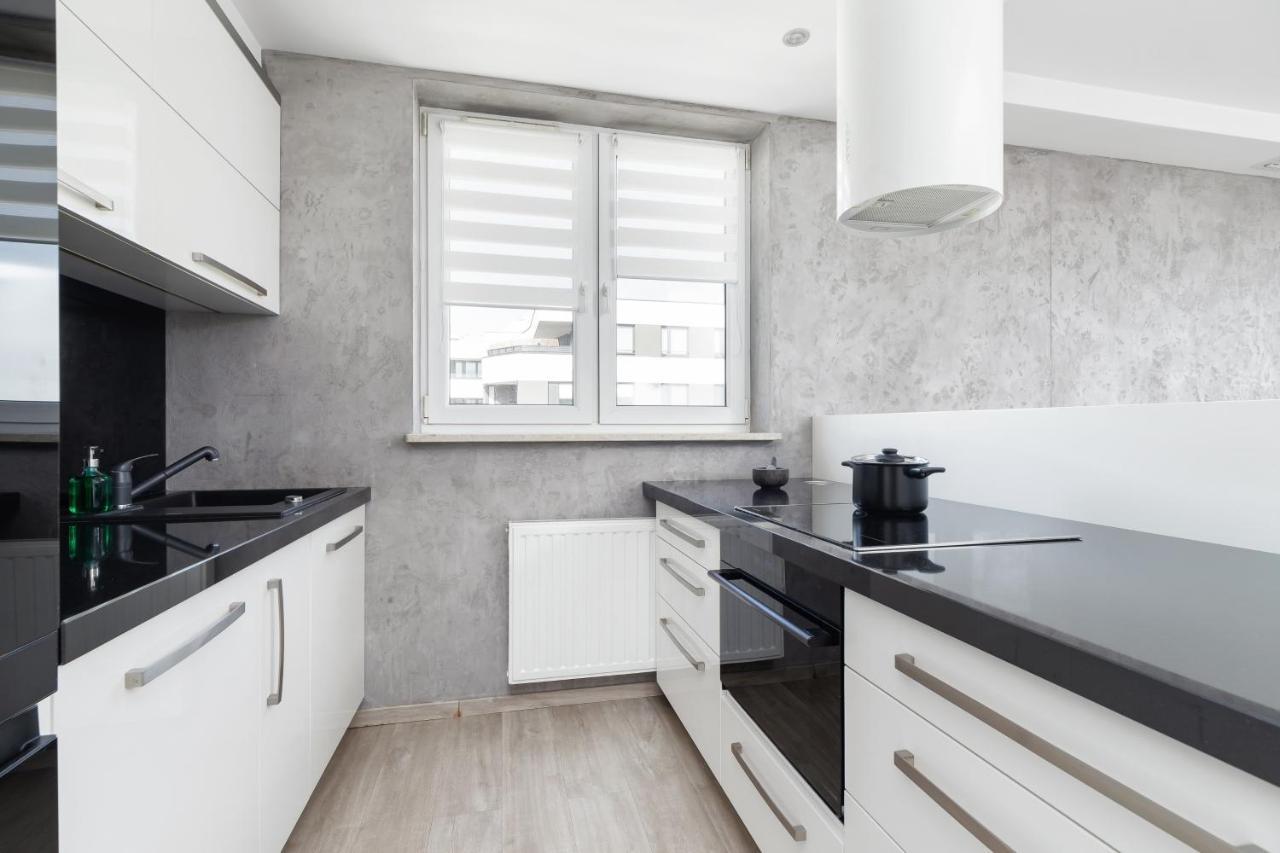 Avia Apartment Three Bedroom Two Balcony Ac & Parking By Noclegi Renters Cracóvia Exterior foto