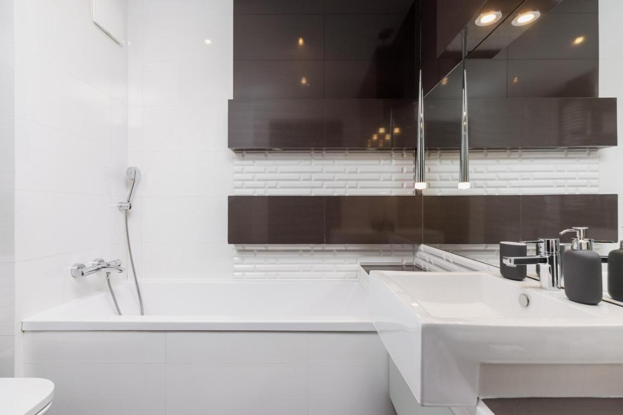 Avia Apartment Three Bedroom Two Balcony Ac & Parking By Noclegi Renters Cracóvia Exterior foto