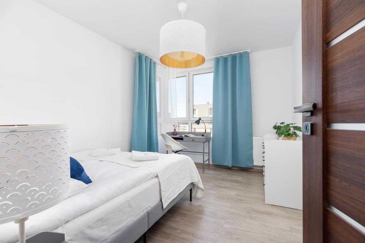 Avia Apartment Three Bedroom Two Balcony Ac & Parking By Noclegi Renters Cracóvia Exterior foto