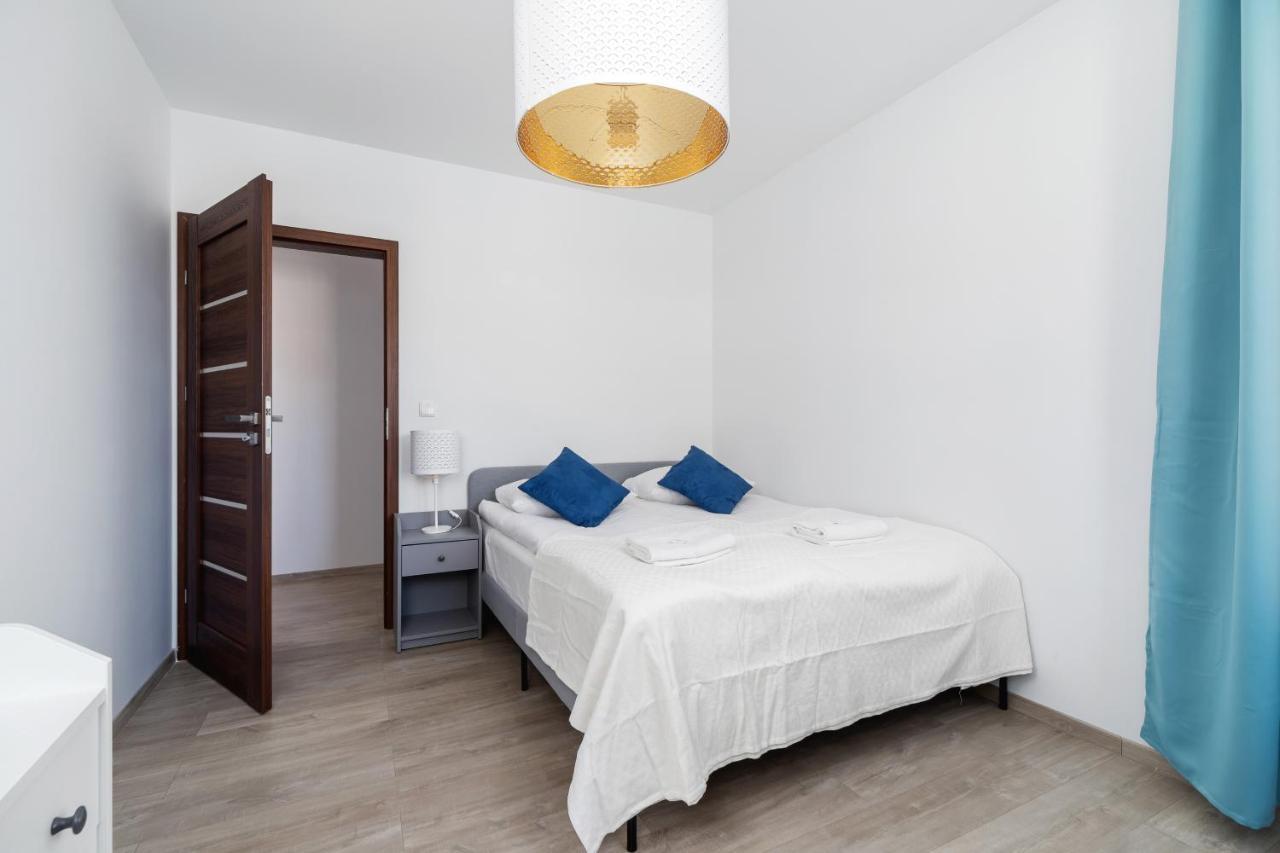 Avia Apartment Three Bedroom Two Balcony Ac & Parking By Noclegi Renters Cracóvia Exterior foto