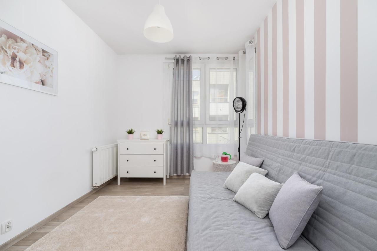 Avia Apartment Three Bedroom Two Balcony Ac & Parking By Noclegi Renters Cracóvia Exterior foto