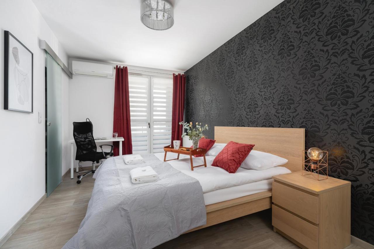 Avia Apartment Three Bedroom Two Balcony Ac & Parking By Noclegi Renters Cracóvia Exterior foto