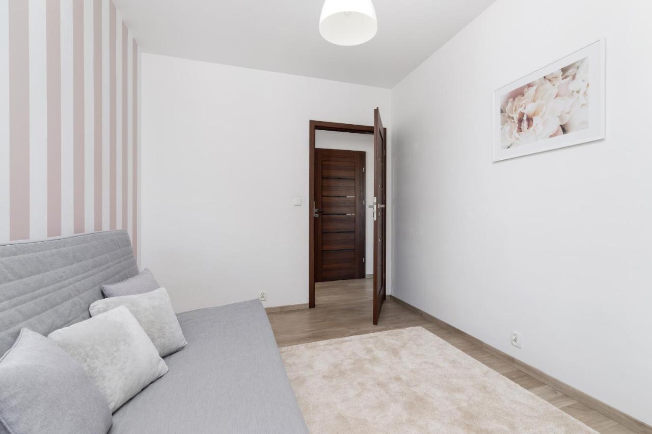 Avia Apartment Three Bedroom Two Balcony Ac & Parking By Noclegi Renters Cracóvia Exterior foto