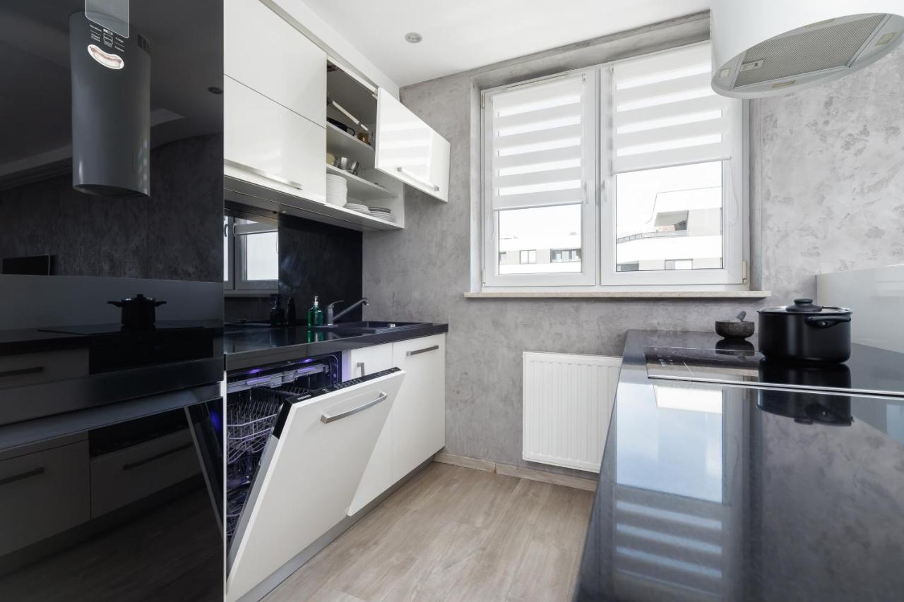 Avia Apartment Three Bedroom Two Balcony Ac & Parking By Noclegi Renters Cracóvia Exterior foto