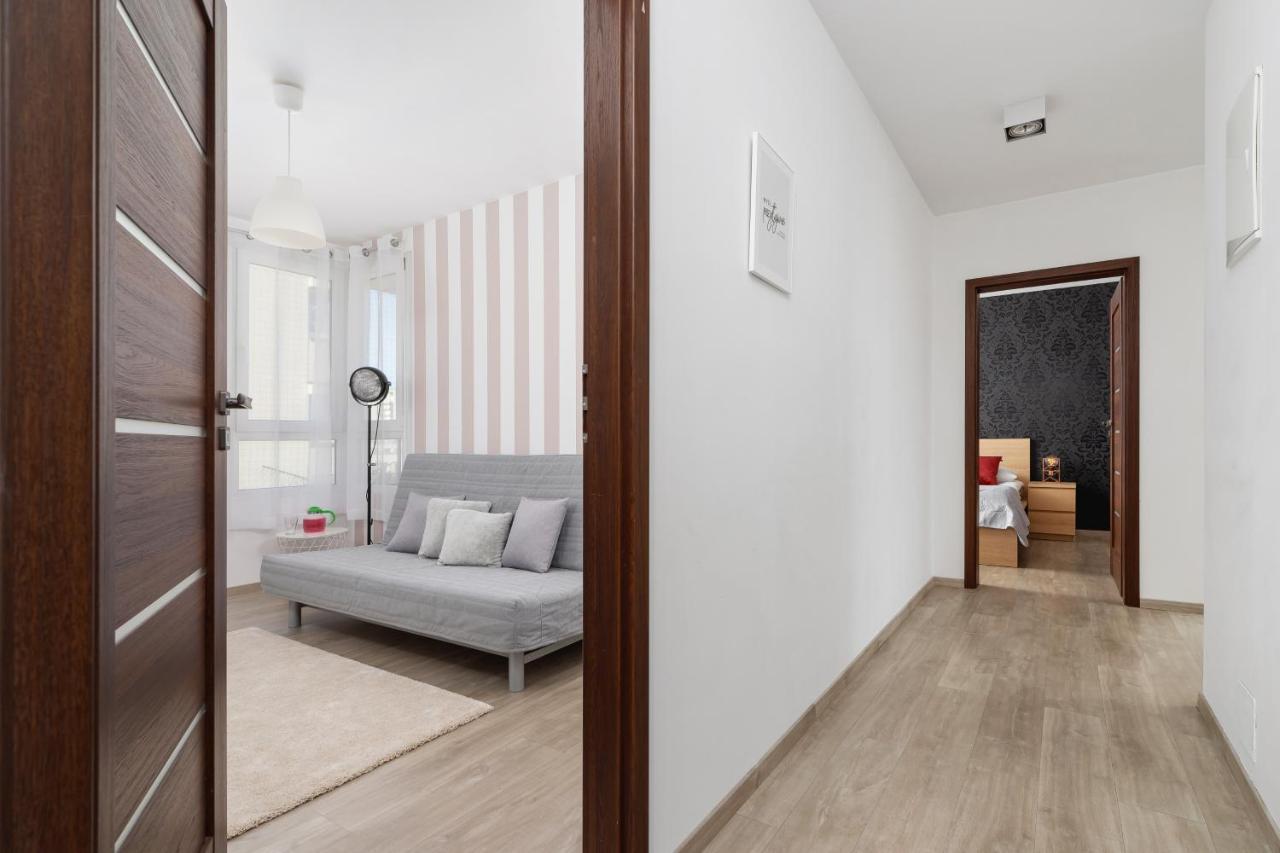 Avia Apartment Three Bedroom Two Balcony Ac & Parking By Noclegi Renters Cracóvia Exterior foto