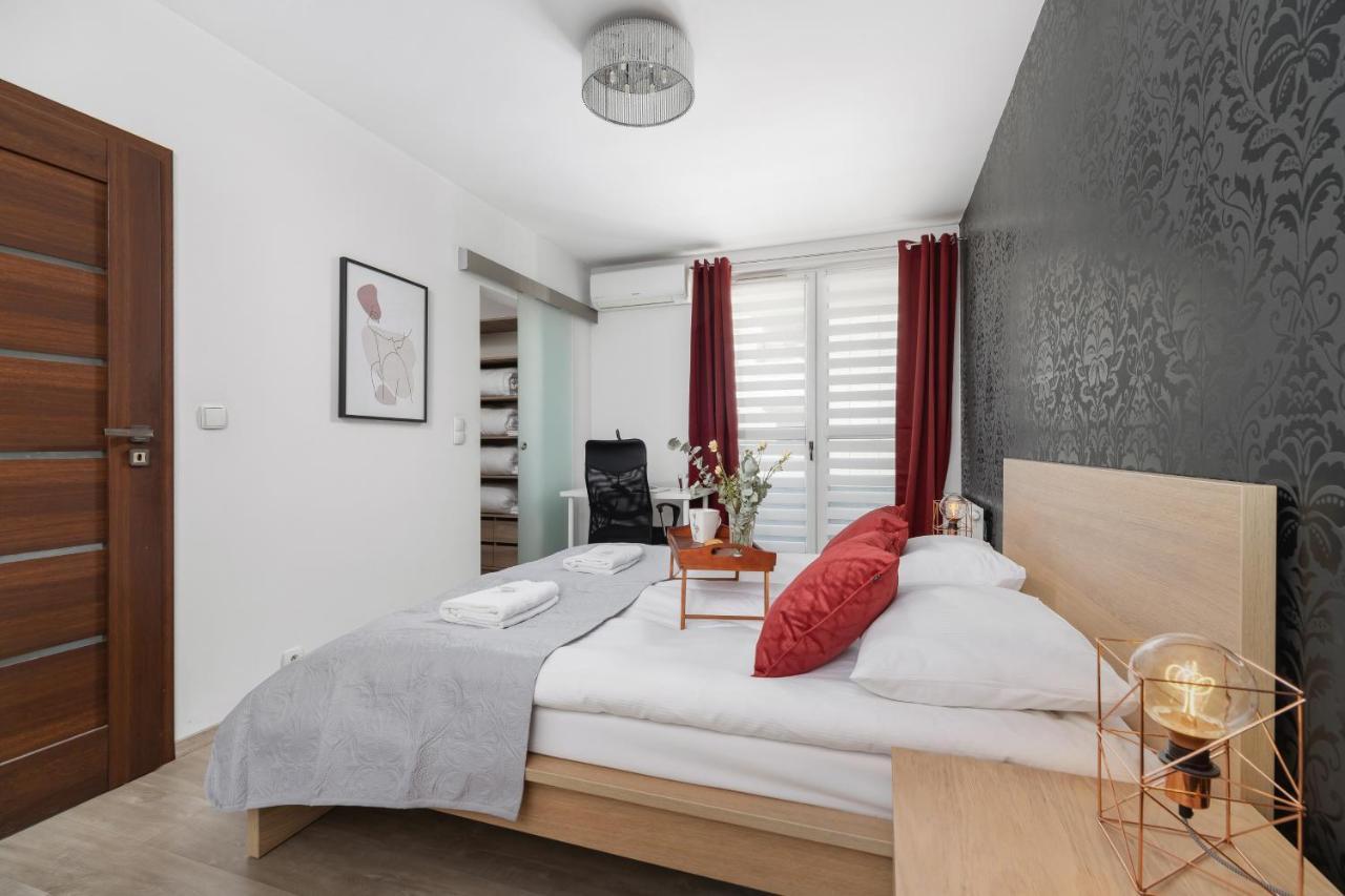 Avia Apartment Three Bedroom Two Balcony Ac & Parking By Noclegi Renters Cracóvia Exterior foto