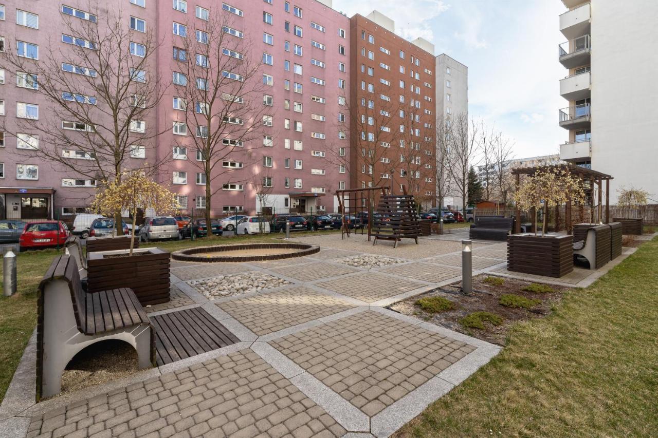 Avia Apartment Three Bedroom Two Balcony Ac & Parking By Noclegi Renters Cracóvia Exterior foto